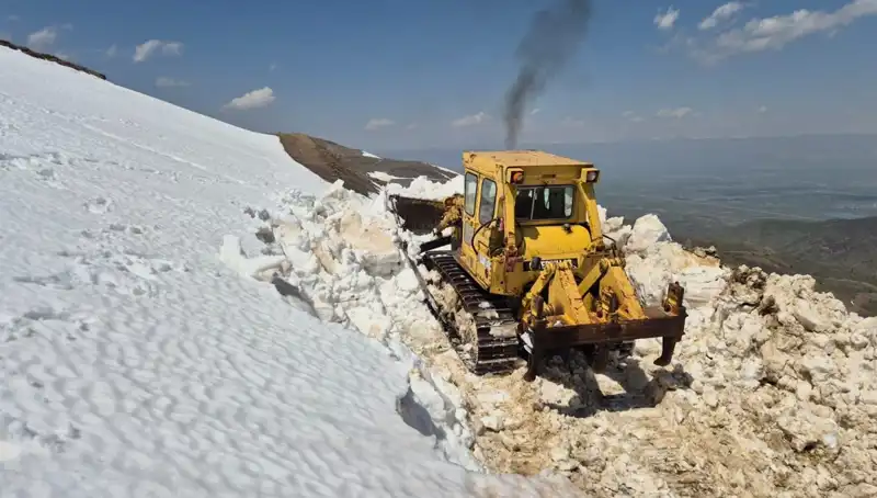 Nisan Ayında Yüksek Kar Yığınları: Yol Açma Çalışmaları Başladı!