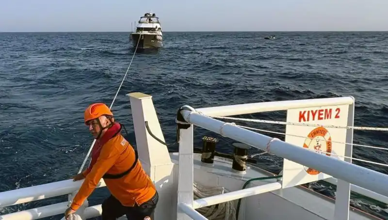 Marmaris Açıklarında Sürüklenen Tekneye Kurtarma Operasyonu Başarıyla Gerçekleştirildi