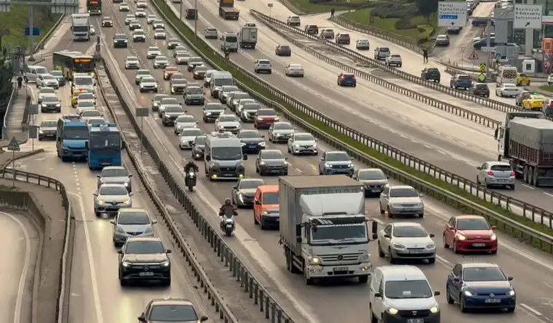 İstanbul Sabah Trafiği: Anadolu Yakası’nda Araçlar Adım Adım İlerliyor