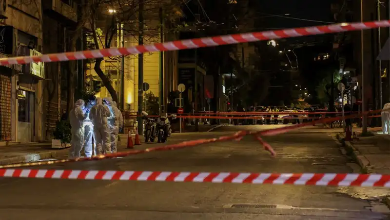 Atina'da Şüpheli Çantanın Patlaması: Korku Dolu Anlar ve Sonrası