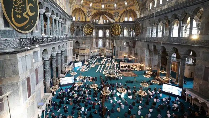 Ayasofya'nın Kapısını Kıran Sanığa Verilen Hapis Cezası Dikkat Çekiyor