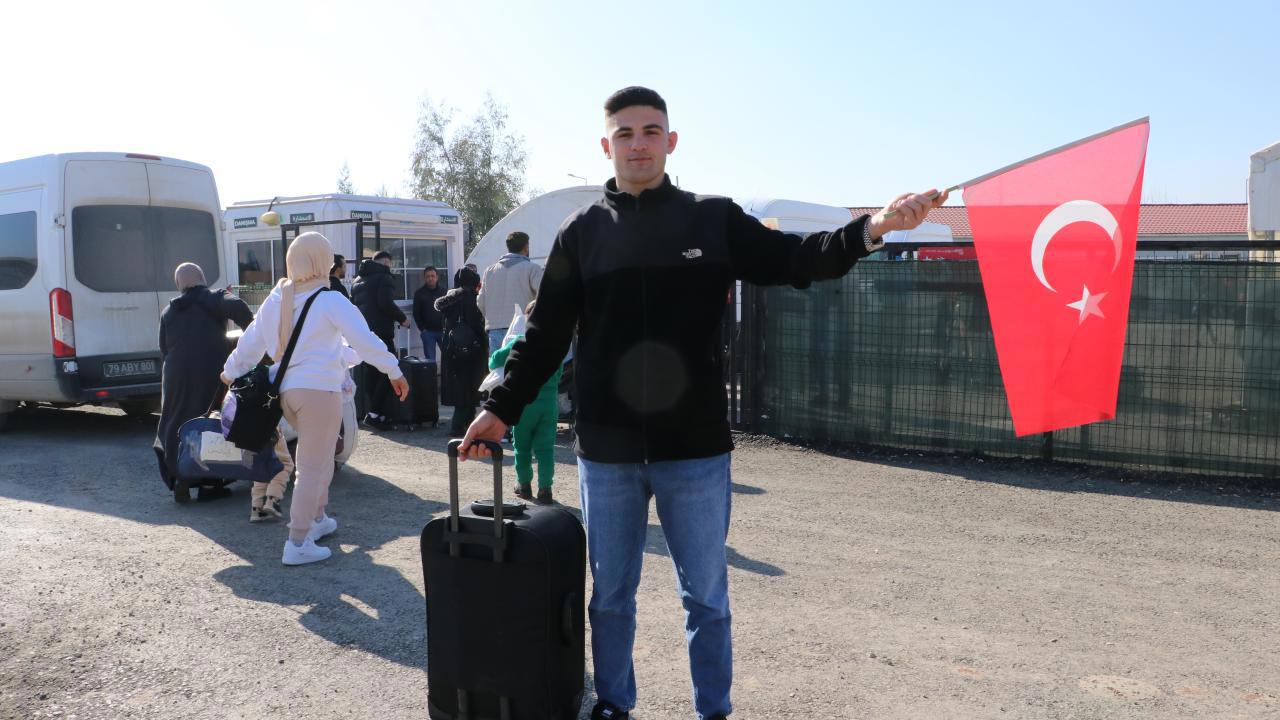 Türk bayrağıyla dönen Suriyeli Abdulkadir'den duygusal açıklama