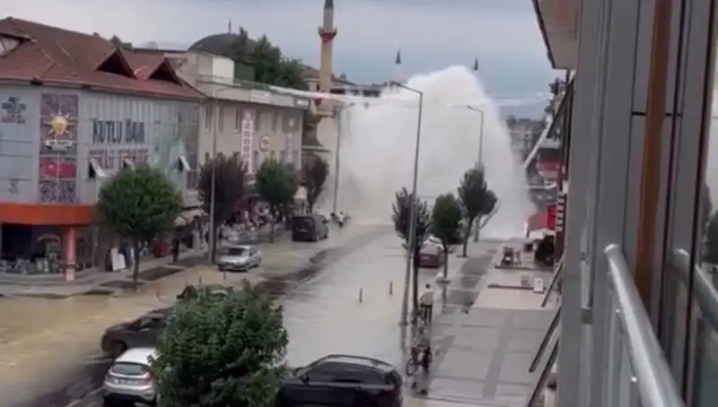 Yüzlerce Litre Su Yere Sağanak Gibi Düştü: Patlayan Su Hattı Olayı
