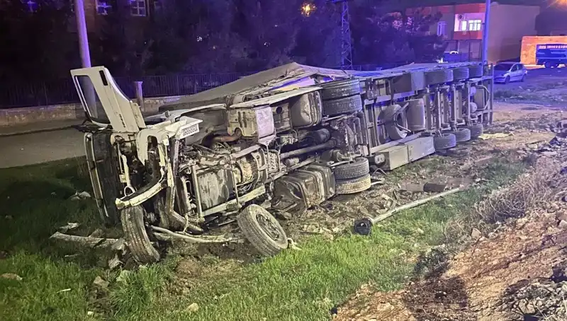 TIR Devrildi: Feci Kaza Sonucu 6 Kişi Yaralandı!
