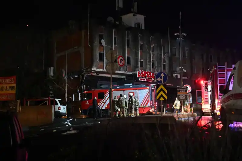 Maslak'ta Yangın Paniği: Beş Araç Küller İçinde Kaldı