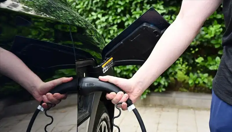 ABD’nin Gümrük Vergilerine Yanıt: İngiltere Elektrikli Araçları Destekliyor!