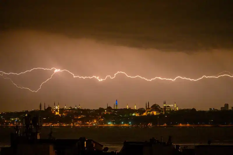 İstanbul'da Sıcaklık Düşüşü: Kar Göründü, İklim Sürprizleri Kapıda!