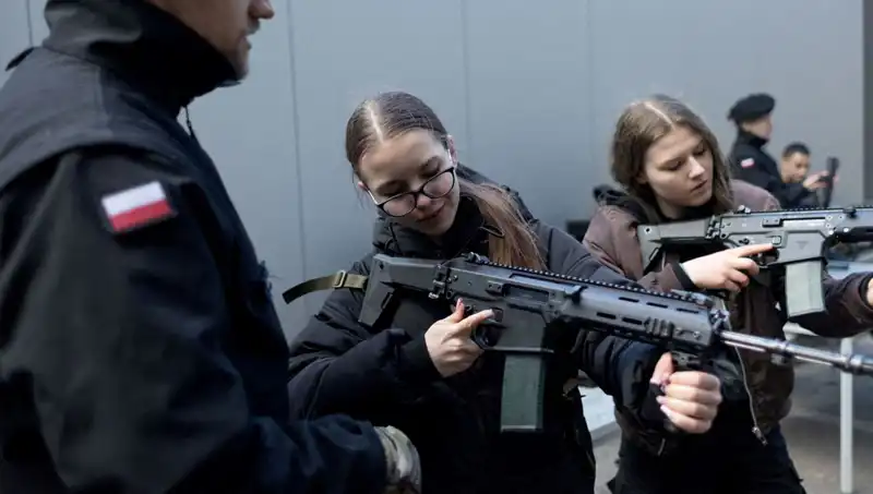 Polonya, Savaş Hazırlıklarını Artırıyor: Siviller Askeri Eğitime Katıldı