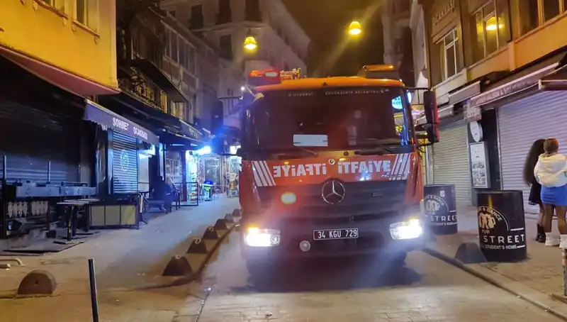 Beyoğlu'nda Asansör Boşluğuna Düşen Müşteri: Korku Dolu Anlar