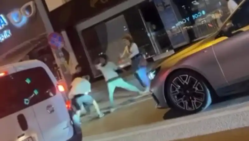 Cadde Boks Ringi Oluyor: Yumruklar Havada, Rakipler Sahnede!