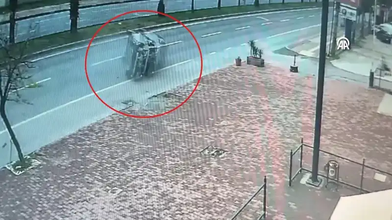 Güvenlik Kamerasında Görüntülenen Feci Kaza: İki Yaralı