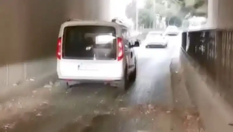 Beton Parçalarıyla Dolu Trafikte Korku Dolu Anlar: Araçlar Tehlikede!