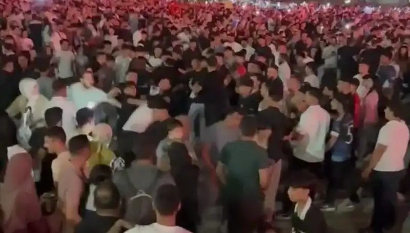 Ünlü Konserde Bıçaklı Kavga: Üç Kişi Hastaneye Sevk Edildi