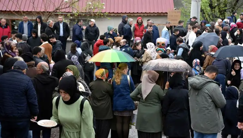 12 Bin Kişinin Bir Araya Geldiği Bayramlaşmanın Ardındaki Anlam ve Gelenekler