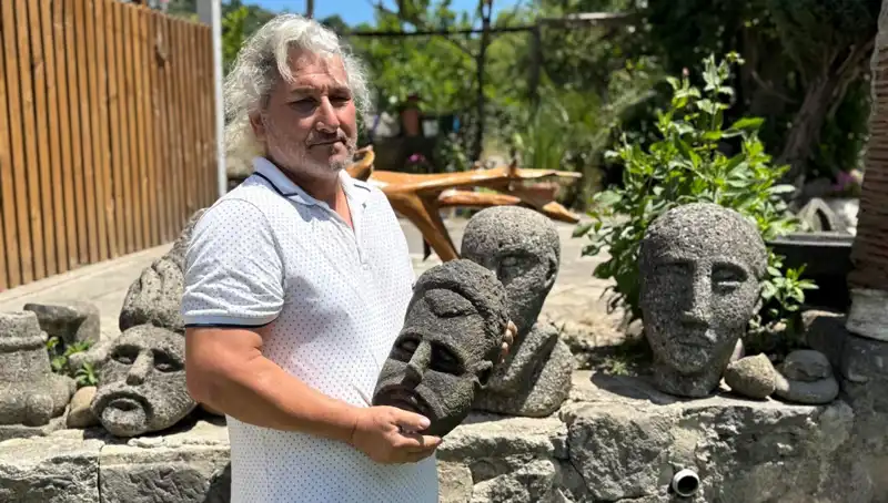 3 Günde Tarihi Eser Gibi Heykel Yapıyor: Sanatçı Satmayı Düşünmüyor