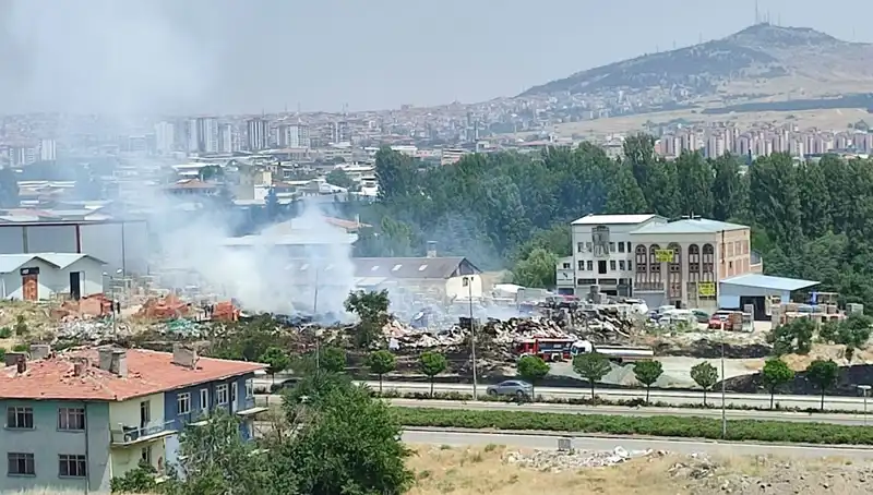 Otluk Alanda Başlayan Yangın: Depo Kül Oldu, Zarar Büyük!