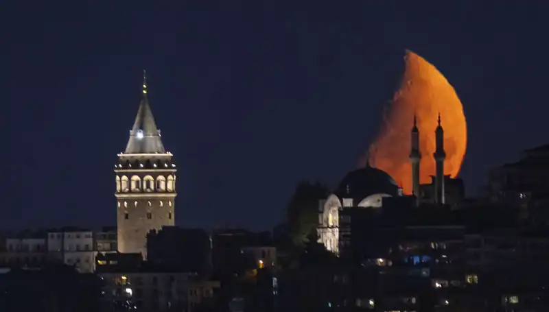 İstanbul'da Yarım Ay Gökyüzünü Aydınlattı: Doğa Harikası Görüntüler